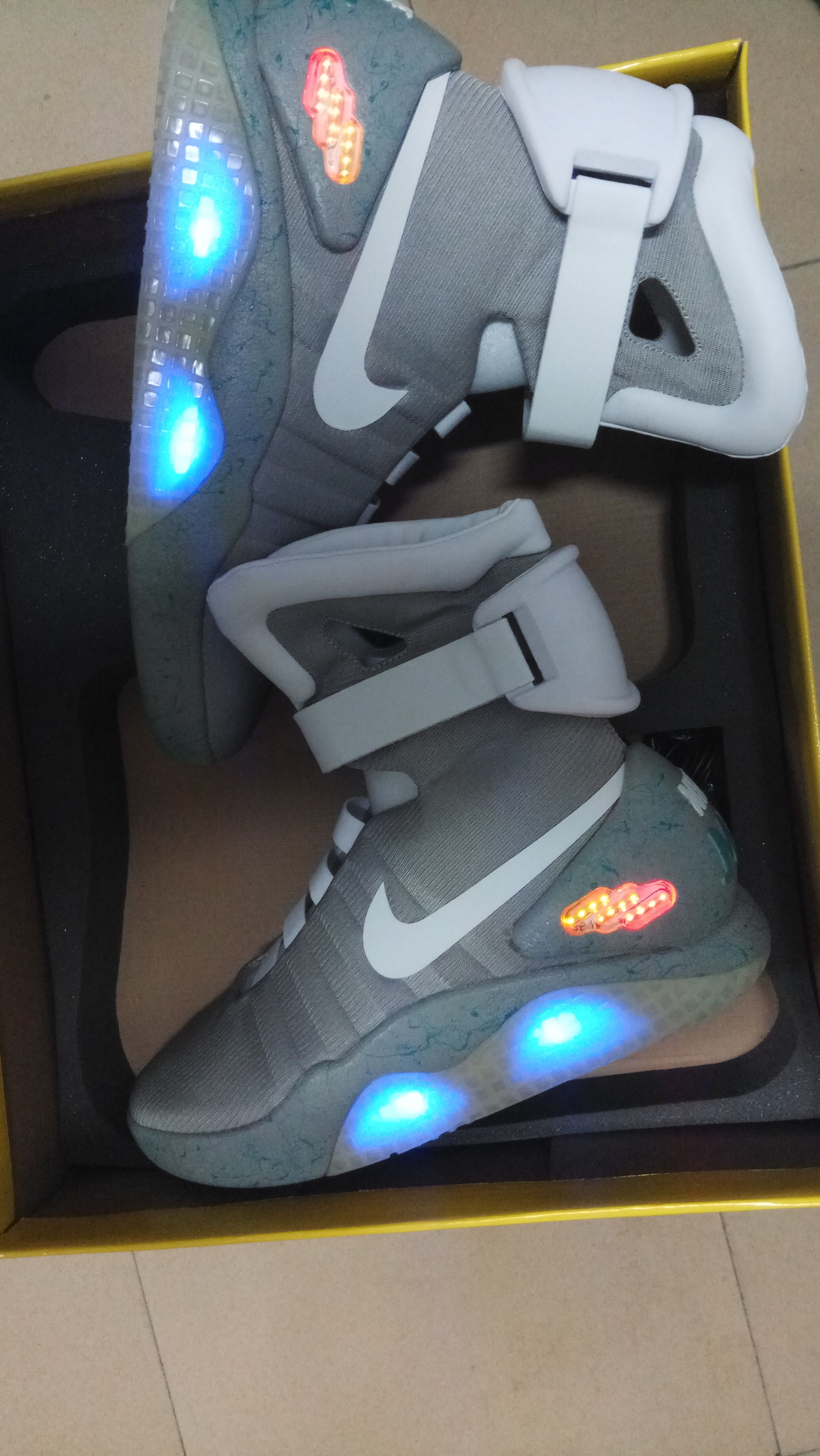 tira La playa Prominente Air Mag Marty McFly Zapatos de baloncesto Volver al futuro Resplandor en la  oscuridad Sole Mag