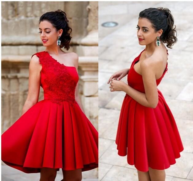 2017 Vestidos cortos de noche de cóctel Plisados ​​rojos Una línea vestidos de