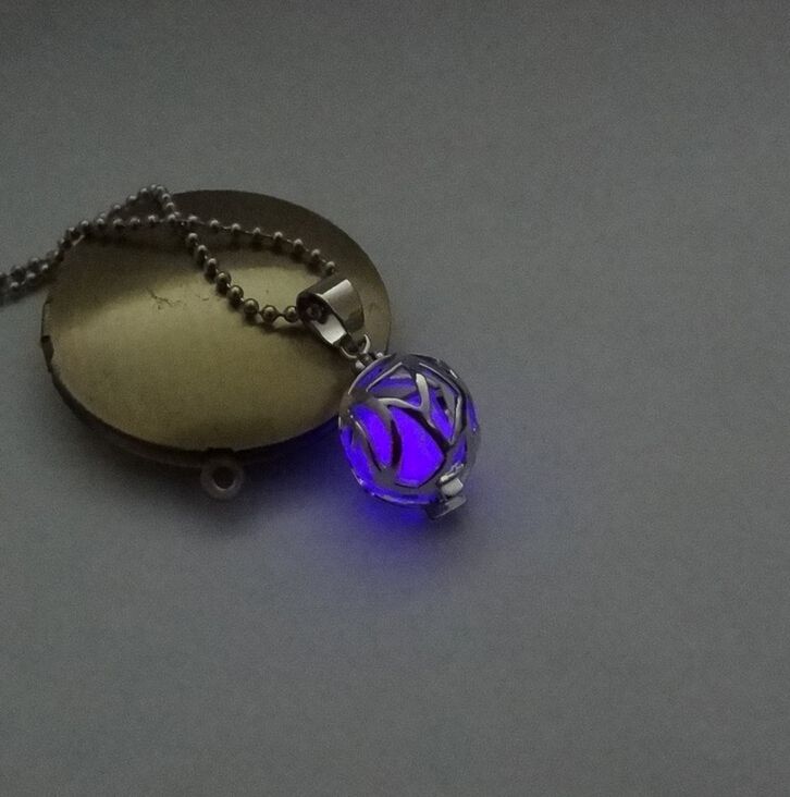 Il peut ouvrir creux pendentif lumineux en forme de football collier lumineux collier de perles lumineuses pour les hommes et les femmes