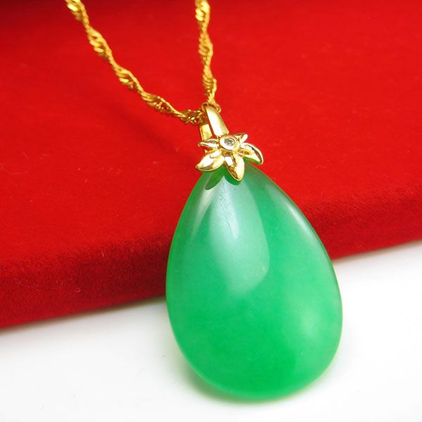 NO CHAIN NEW. 5 SHORT DROP JADE PENDANTS.
