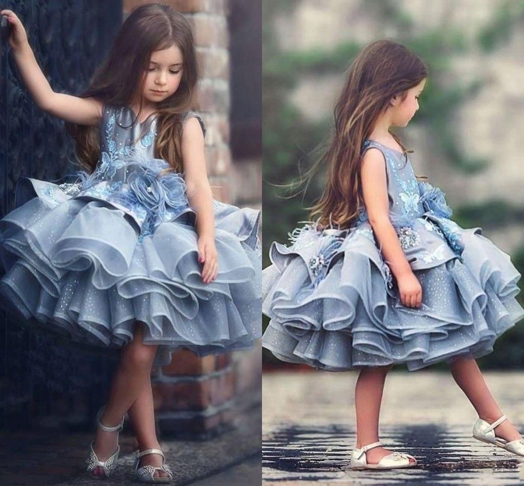 2017 Vestidos cortos para niñas Vestidos de princesa azul Apliques de encaje Plumas con volantes