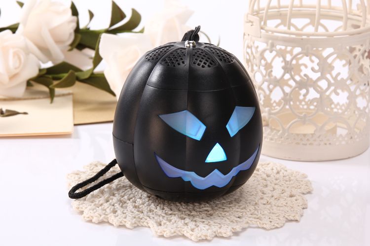 2020 Halloween Cartoon Pumpkin Bluetooth Speaker Mini Flashing Light