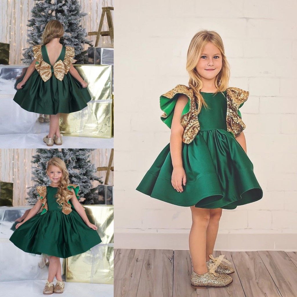 Großhandel Smaragdgrün Little Girls Pageant Kleid Satin Knielänge 14 Blume Mädchen Kleider Gold Pailletten Ärmeln Maßgeschneiderte Kinder Formale