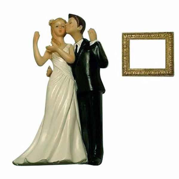 2019 Bride And Groom Cake Toppers Holding Frame Couple Cakes Topper Romantic Love Figurine European Style Popular Wedding Decoration From