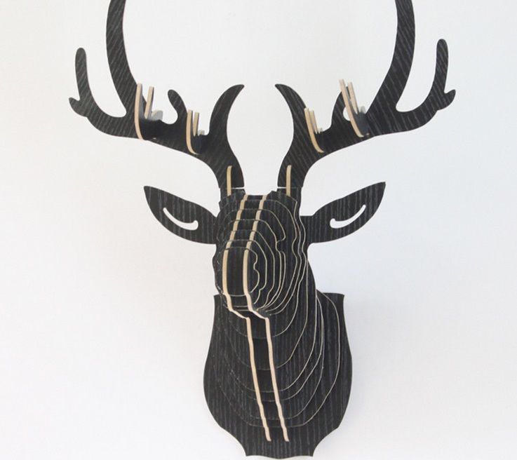 Tête de cerf en bois noir