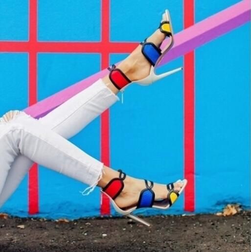 2017 летние женские сандалии партийная обувь sexy Open toe знаменитости обувь вырезает Гладиатор сандалии смешанного цвета высокие каблуки ремешками пятки