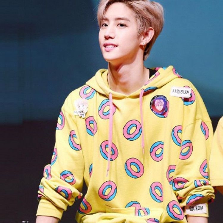 Precursor Complaciente visitante Sudadera con capucha Jung Kook Mark Tuan modelo estrella con donas Just y suéter Precursor Complaciente visitante Sudadera con capucha Jung Kook Mark Tuan modelo estrella con donas Just y suéter