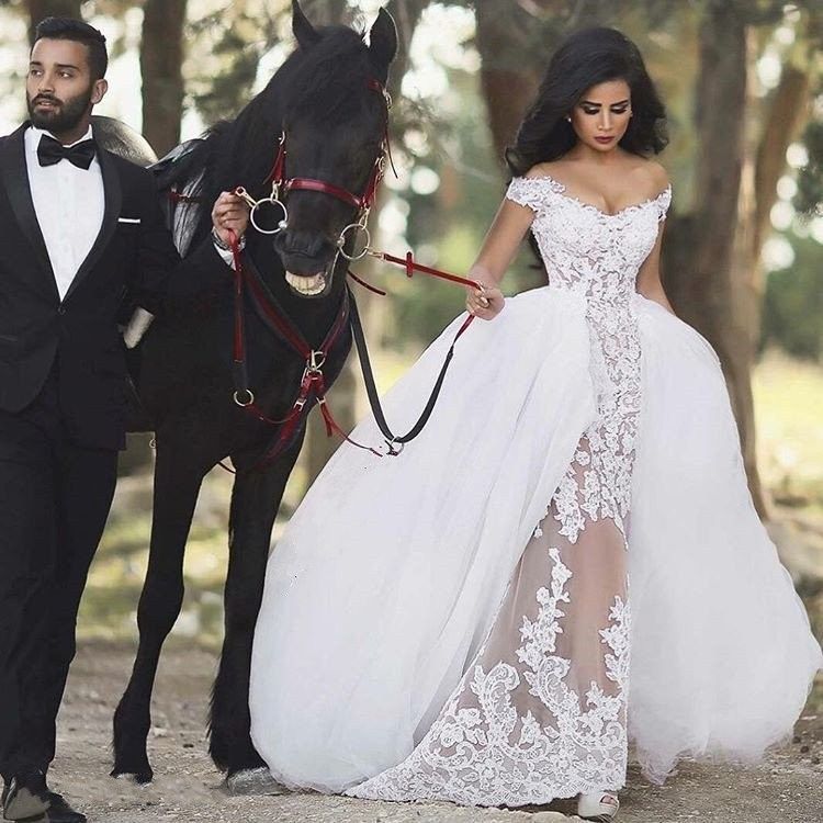 2017 Nueva Moda Dubai Dos Piezas Vestidos de Novia de Encaje Vestido de Bola Fuera del Hombro Botón Cubierto Vestidos de Novia Con Falda de Tul Desmontable 2017 Nueva Moda Dubai Dos Piezas Vestidos de Novia de Encaje Vestido de Bola Fuera del Hombro Botón Cubierto Vestidos de Novia Con Falda de Tul Desmontable
