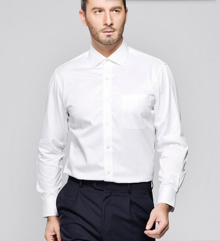 hombre con camisa blanca