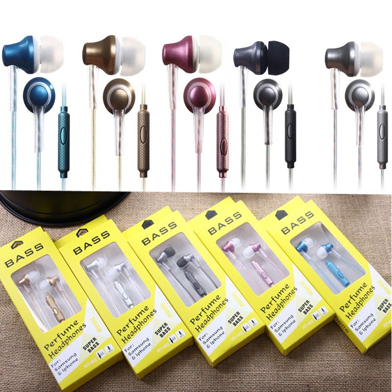 Auriculares Universales De 3,5 Mm En Los Tapones Para Los Auriculares Universales De 3,5 Mm En Los Tapones Para Los