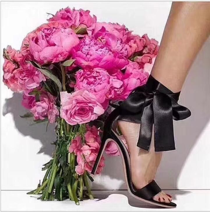 scarpe con lacci laterali