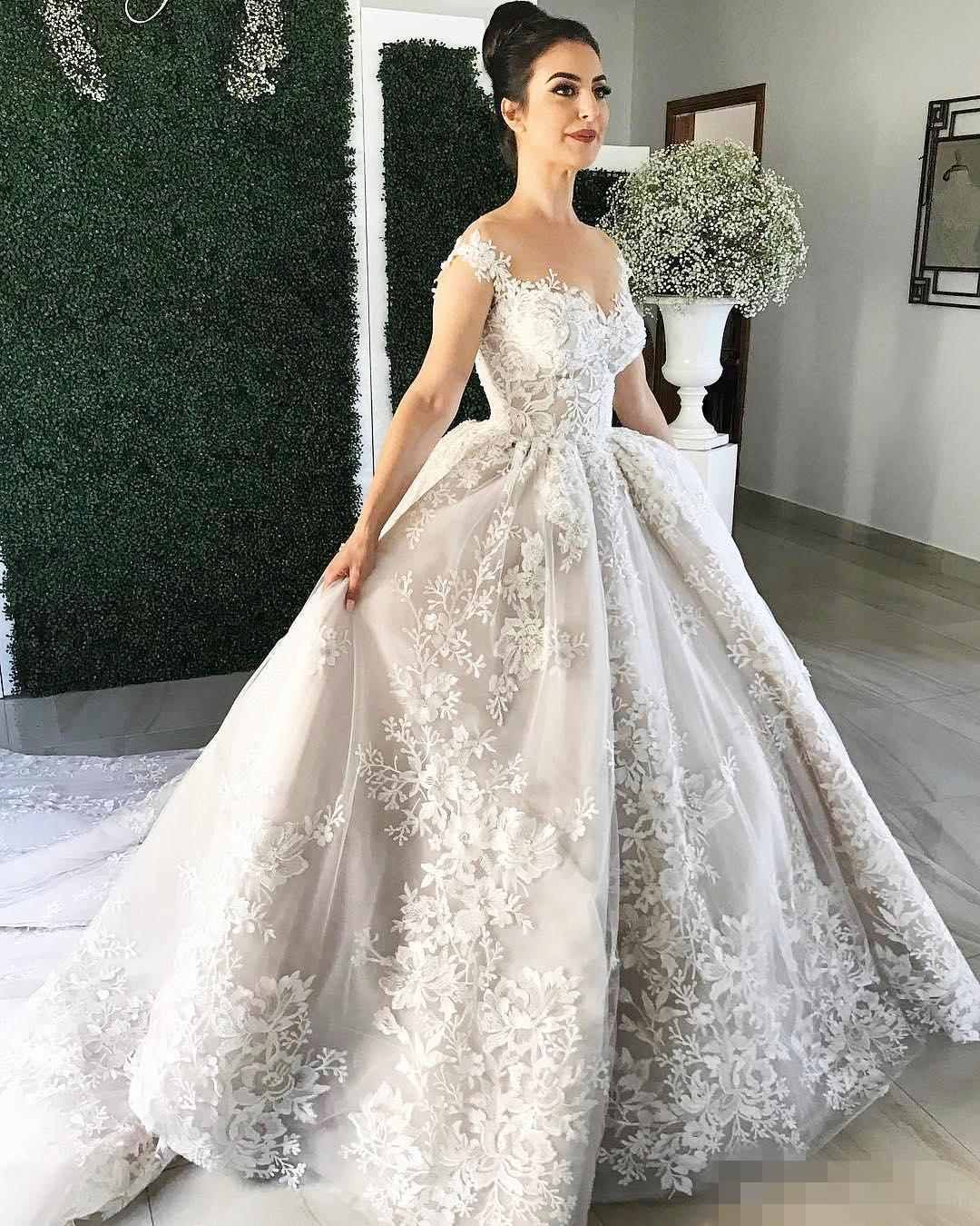 2019 Vestidos de novia hermosos vestido de bola Cuello de transparente con botones