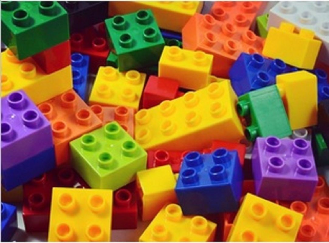 kids building bricks