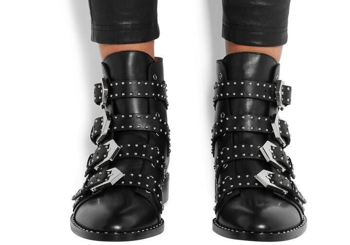 stivaletto con cinghie