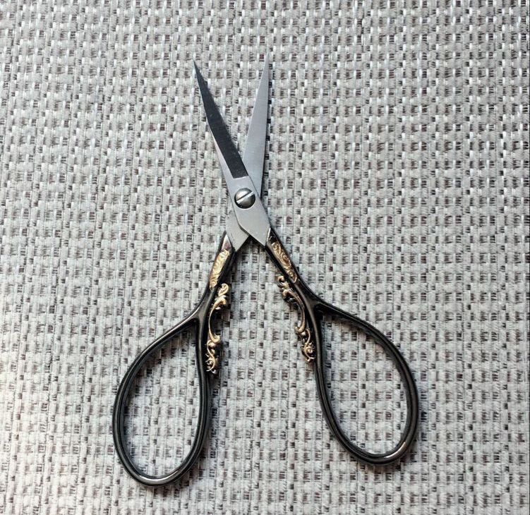 2019 High Quality Golden Plated Antique Pattern Scissors Stainless Steel Vintage Handmade Fabric Sewing Scissors Diy Artwork From Matthewzhang 453