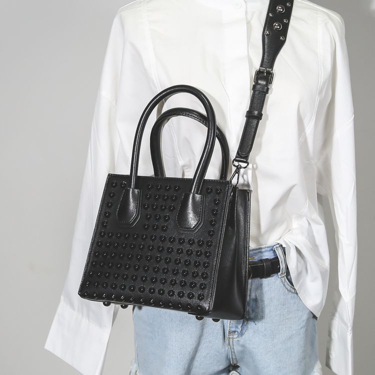 wide shoulder strap bag