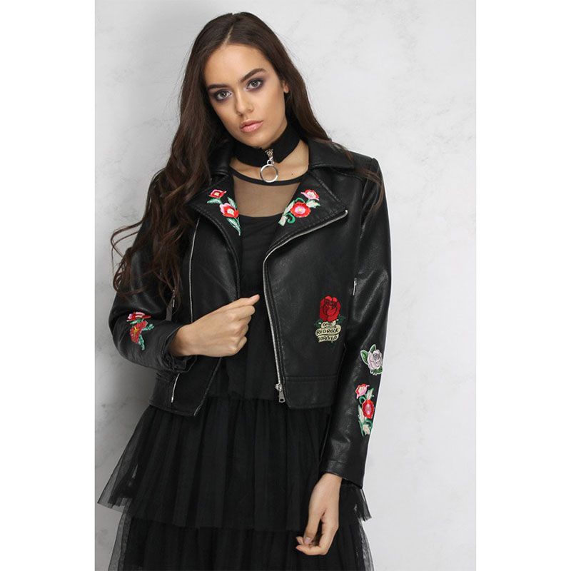 jaqueta de couro com flores