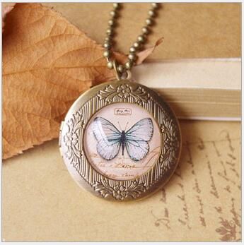Vintage retro style bronze bird charm necklace Vintage retro style bronze bird charm necklace