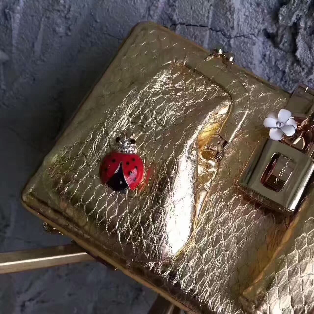 Deri bir çiçek. Imalat üst sınıfı Deri bir çiçek. Imalat üst sınıfı