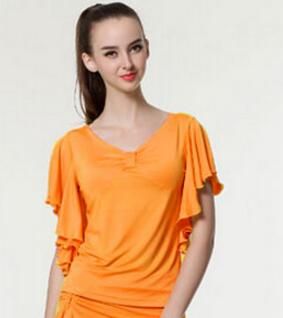 オレンジ色のシャツ