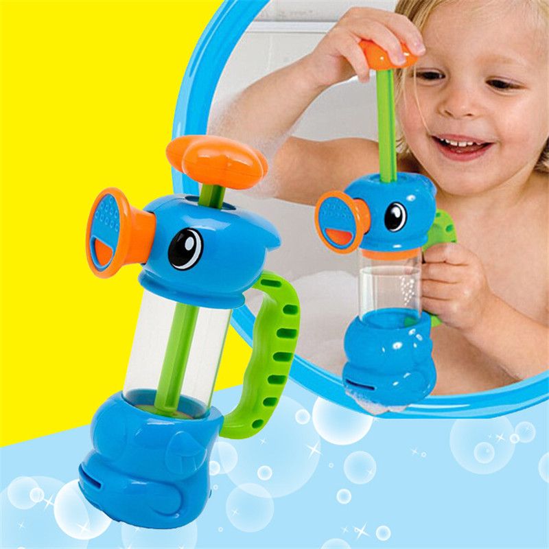 la bebe juega con juguetes de agua