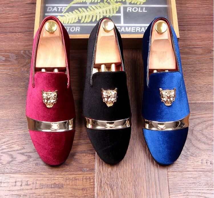 Los holgazanes de los hombres de la moda se en los zapatos de terciopelo para