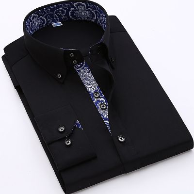 Camicia nera con consistenza scollatura blu