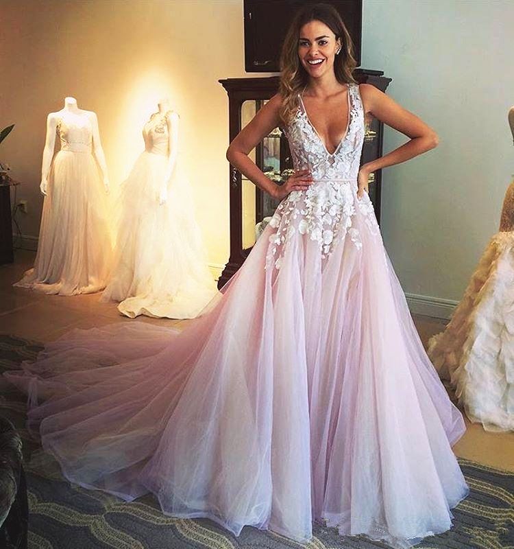 vestido de noiva rosa e branco