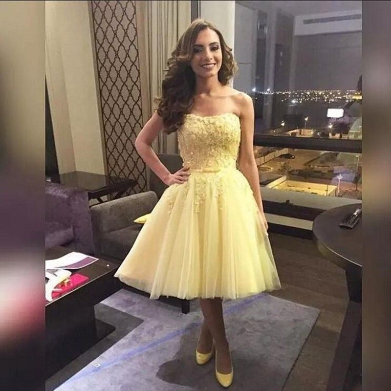Compra Vestidos De Fiesta Cortos En Amarillo Hasta La Rodilla 2018 Vestido  Azul Elegante Vestidos De Graduación Sin Tirantes Para Adolescentes Envío  Rápido Vestidos De Fiesta Vestidos Barato | Entrega Rápida Y