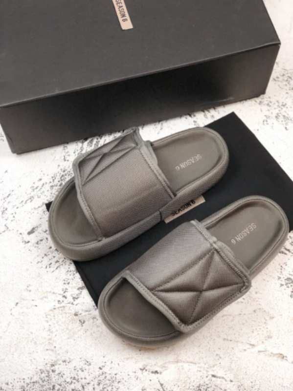 Spot READY STOCK YEEZY SLIDE HIGH PREMIUM.