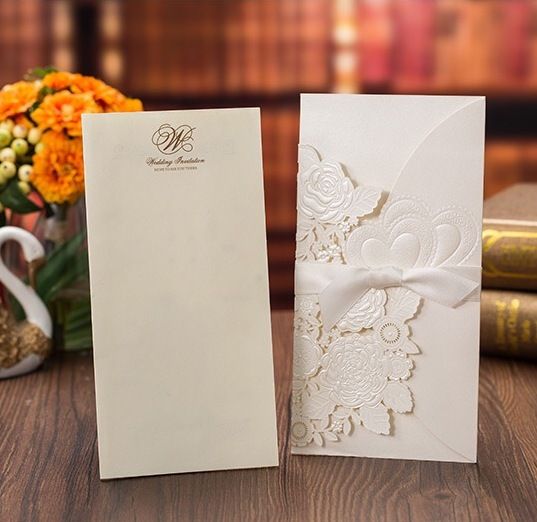 Invitaciones de boda con corte láser Impresión gratuita de tarjetas de  invitación con flores doradas Corazones
