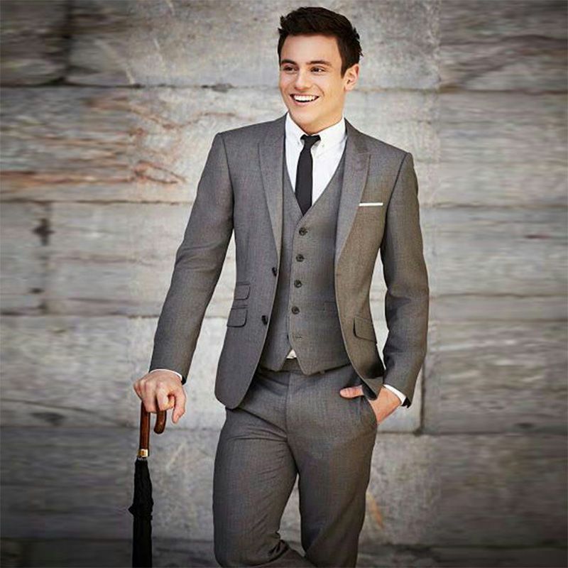 Acquistare 2018 Grigio Uomo Abiti Abiti Da Sposa Blazer Groom Indossare  Tuxedos Peaked Risvolto Slim Fit Prom Business Suit Best Man Uomo Giacca  Personalizzata + Pantaloni + Gilet Economico | Consegna Veloce