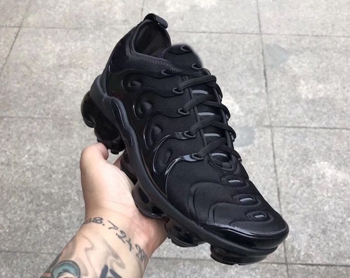 vapormax tn plus triple black