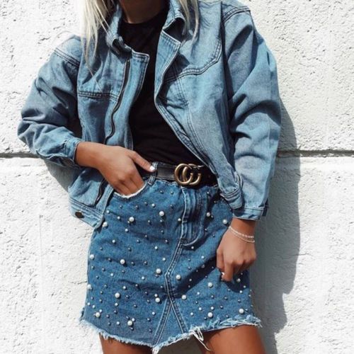 mini saia jeans com botoes na frente