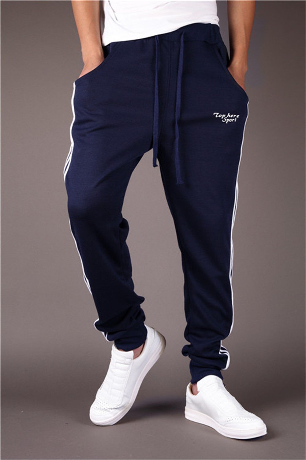 Compra Barra Lateral De Tendencia De Los Hombres Pantalones Pegados Diseño  Harlan Pantalones Deportivos De Ocio Carta De Bolsillo De Algodón Pantalones  Flojos Con Banda En El Tobillo Barato | Entrega Rápida