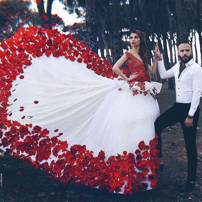 vestido de noiva com rosas vermelhas