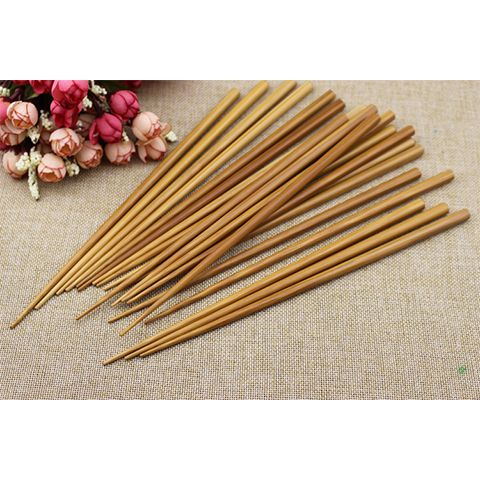 cleaning bamboo chopsticks