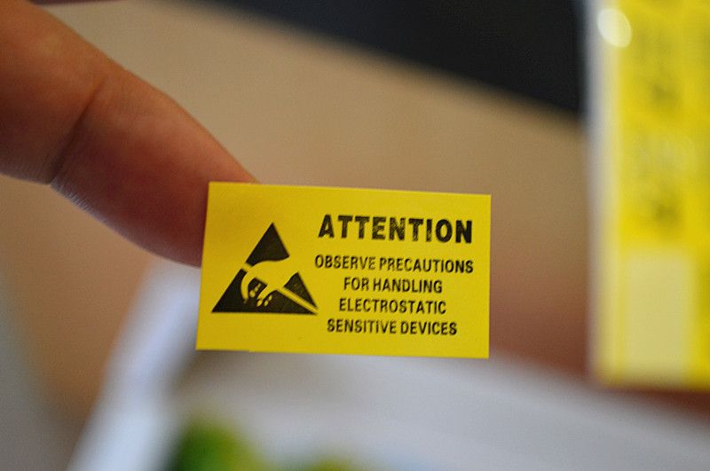 Avvertenza 25 mm x 50 mm confezione da 1000 cautela ESD Etichetta nero su giallo carta