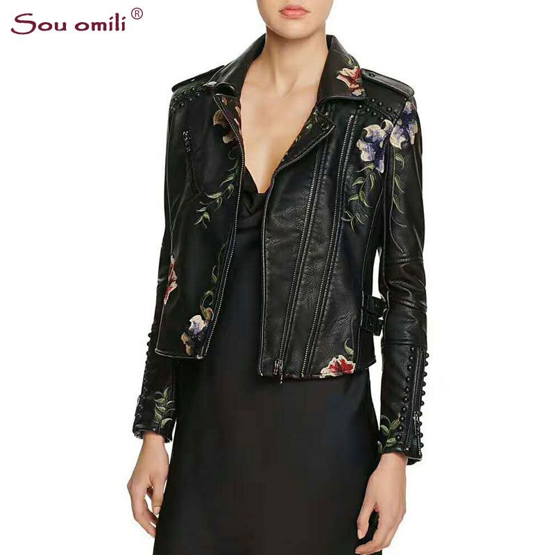 jaqueta de couro com flores