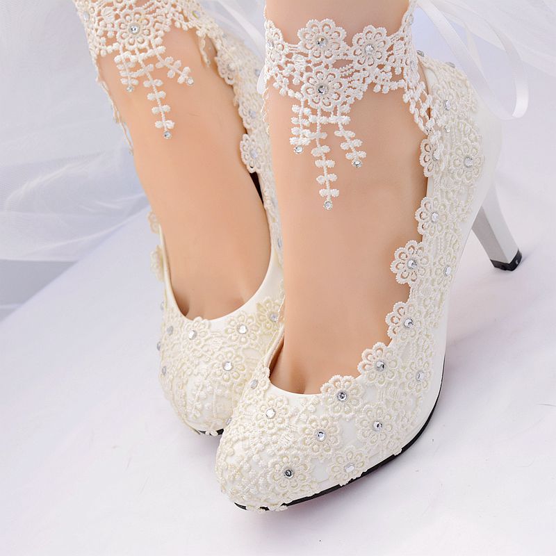 Acquista Scarpe Da Sposa In Pizzo Con Fiori Bianchi 2018 Tacchi Alti Da  Donna Décolleté Da Sposa Scarpe Con Punta A Punta Stringate Con Cinturino  Alla Caviglia Tacchi Da Donna A 27,56