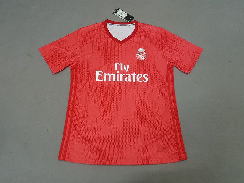 uniforme vermelho do real madrid