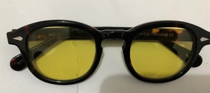 Schildpattrahmen mit gelben Gläsern