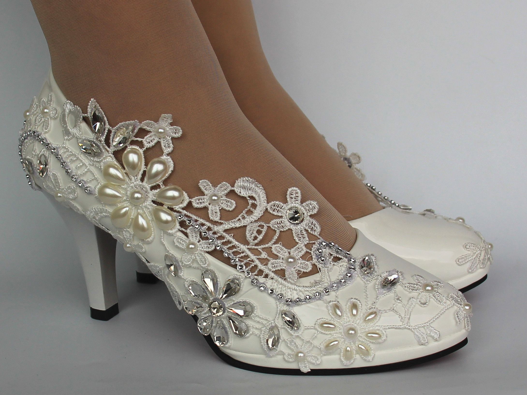 sapato de noiva com renda e perola