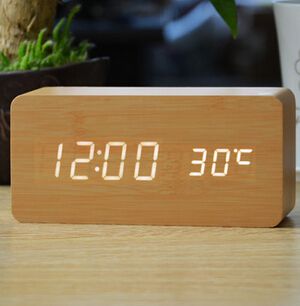 Wood Cube Horloge DEL alarme contrôle vocal numérique de chevet en bois de température UK 