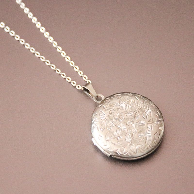 wholesale new carved flower designs round photo frame pendant necklace stainless steel charms locket necklaces women men fashion memorial jewelry charms for bracelets mom pendant necklace from everfast2016 5 03 dhgate com dhgate com