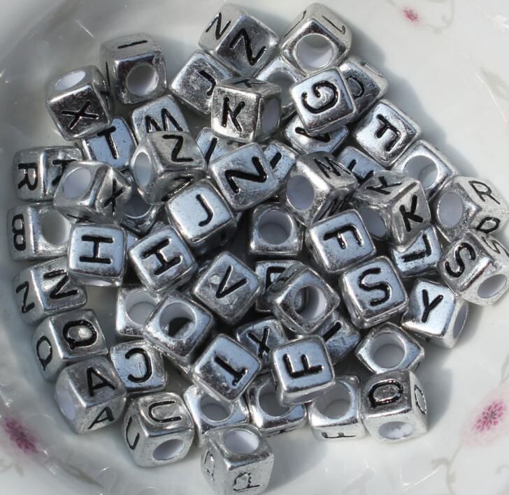 Metal plateado letras del alfabeto "A-Z" Cube tamaño 6 * 6 mm para pulseras, collares, llaveros haciendo