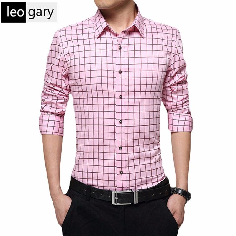 hombres con camisa rosa