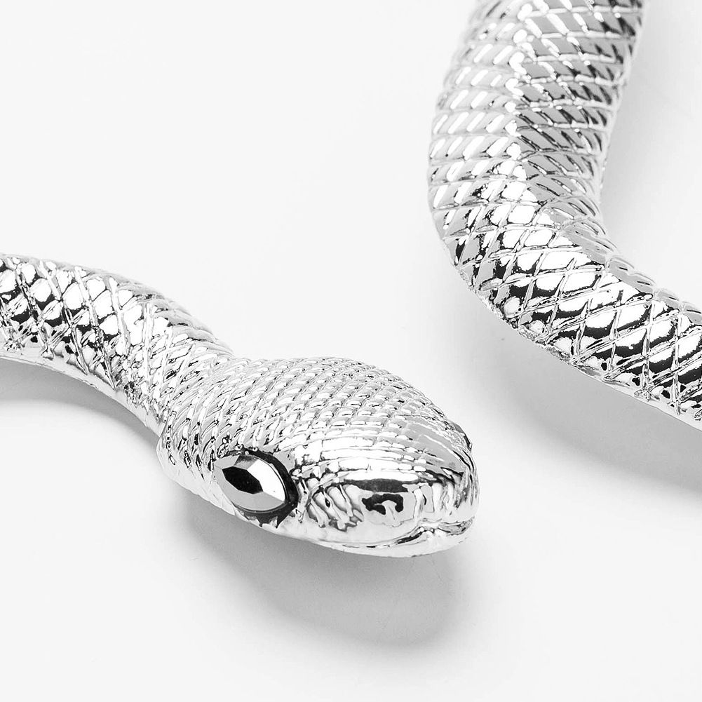 Где серебристой змейкой пригрелась. Серебряный полоз змея. Змеи серебристого цвета. Серебряная змейка. Серебряная змея Живая.