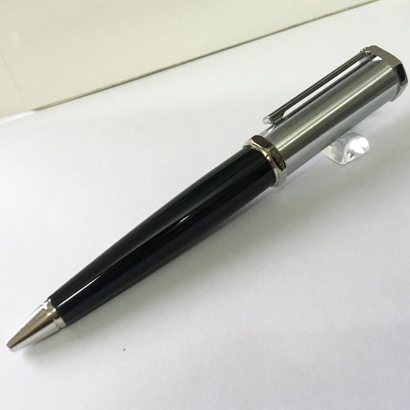 un stylo argenté noir