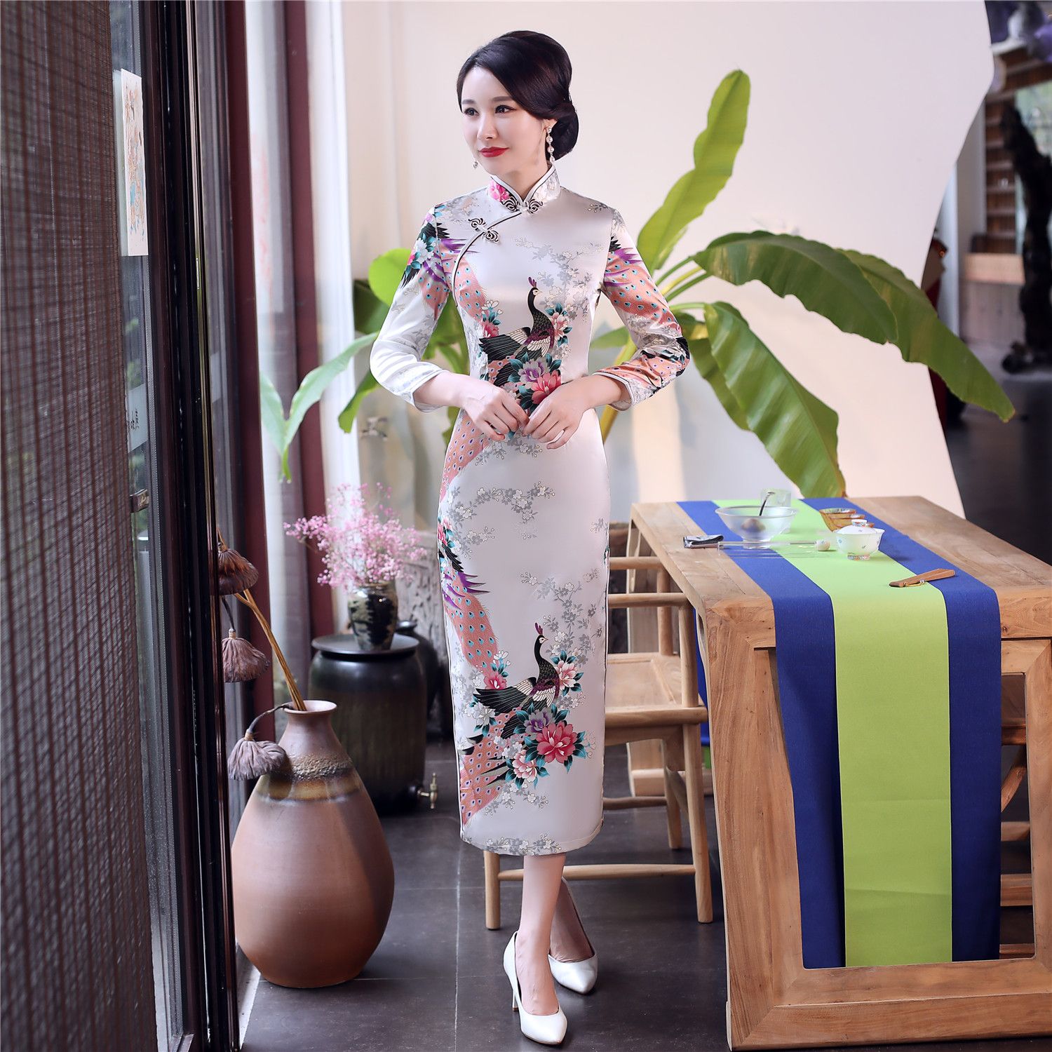 Compre Shanghai Story Vestido Largo Chino Tradicional Qipao Pavo Real  Cheongsam Vestido Largo Chino De Seda Sintética De Manga Larga A 28,63 €  Del Glacier315 | Es.Dhgate.Com